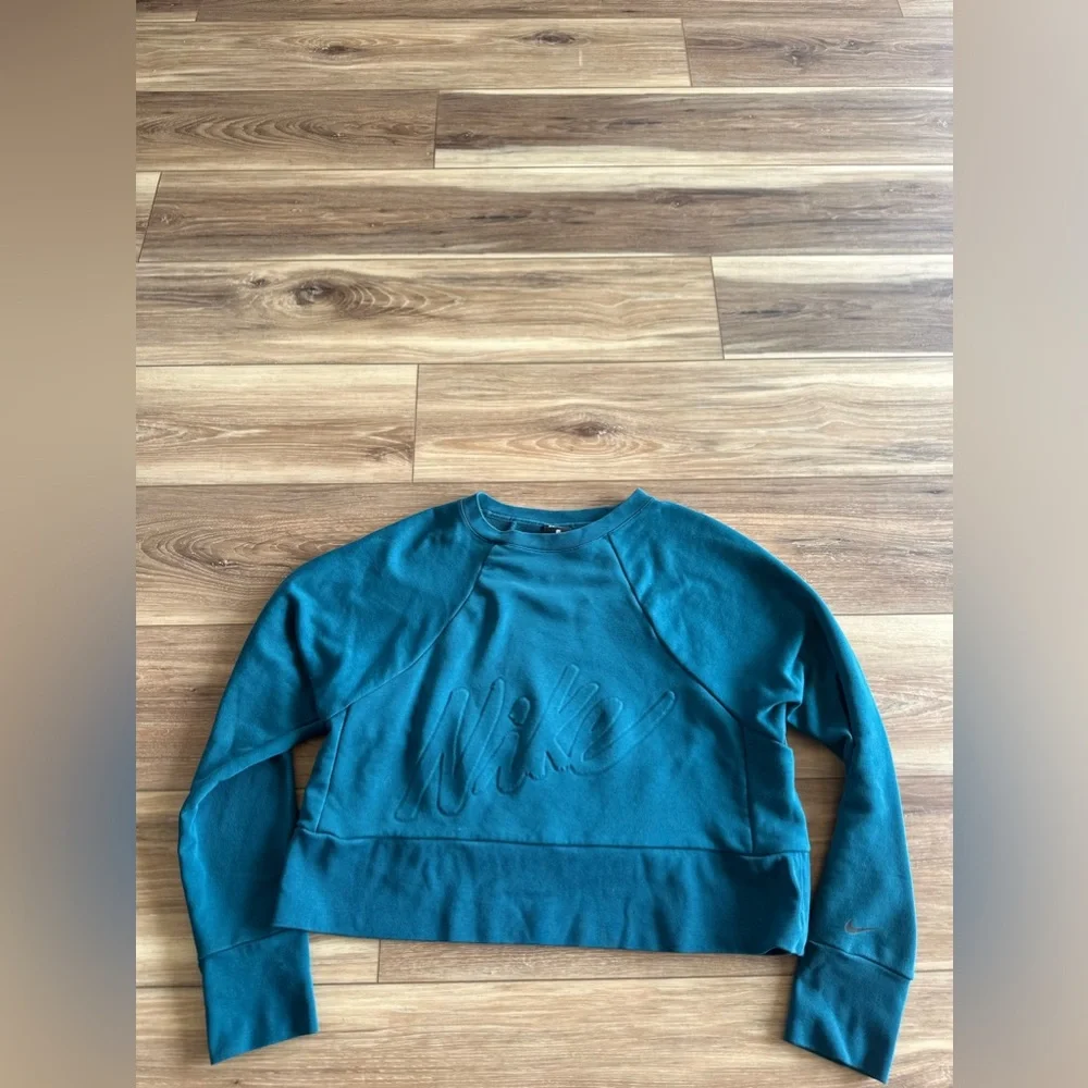 Nike dri fit womens cropped crewneck size small